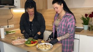 Запеченные шампиньоны в беконе с сыром