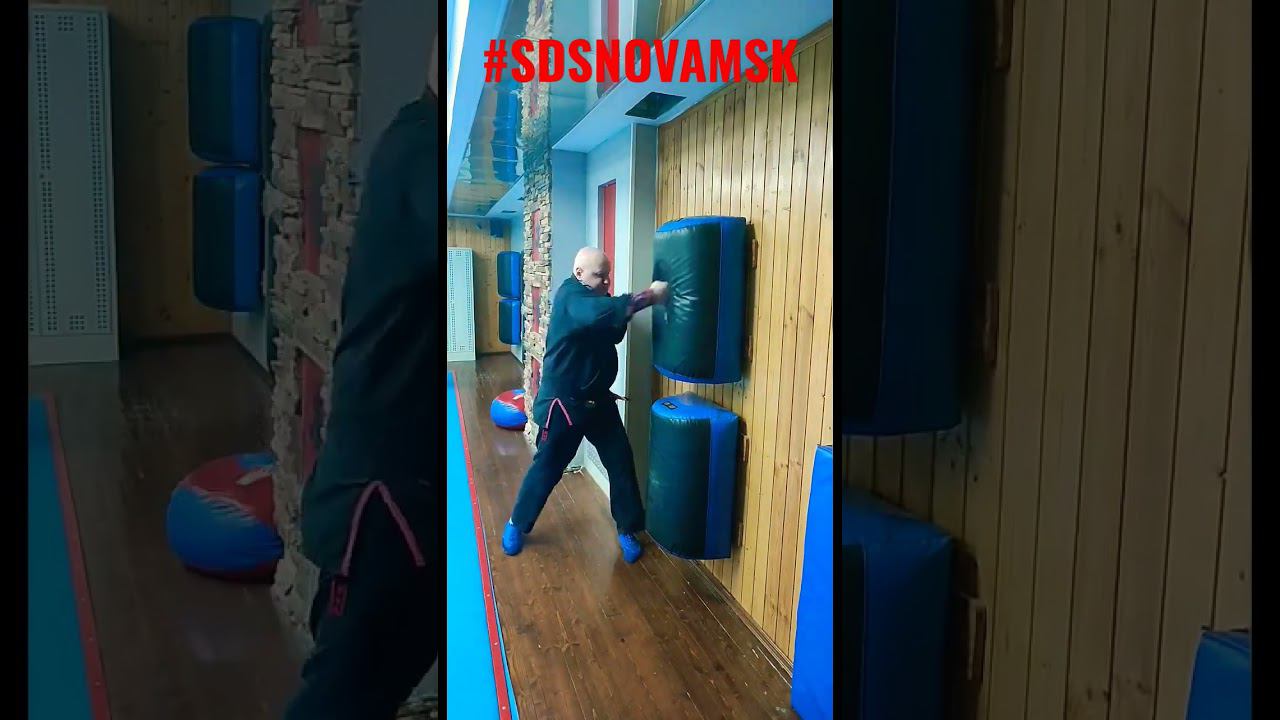 Нанесение ударов по настенной подушке возможно сочетать с различными двигательными задачами.