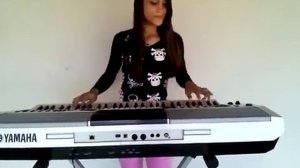 Menina de 13 anos tocando teclado