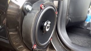 CrayUfaProject: Тыловые Hertz DCX 130.3 от "штатного" ГУ в Lada Xray