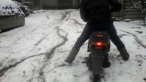 Покотушка по снегу на скутере suzuki sepia AF50
