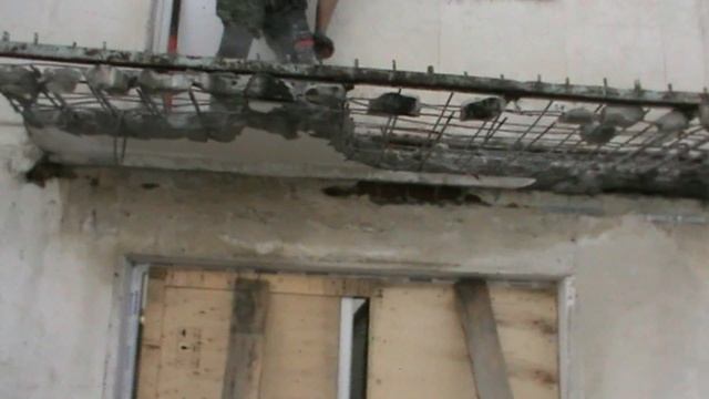 Демонтаж балкона кувалдой