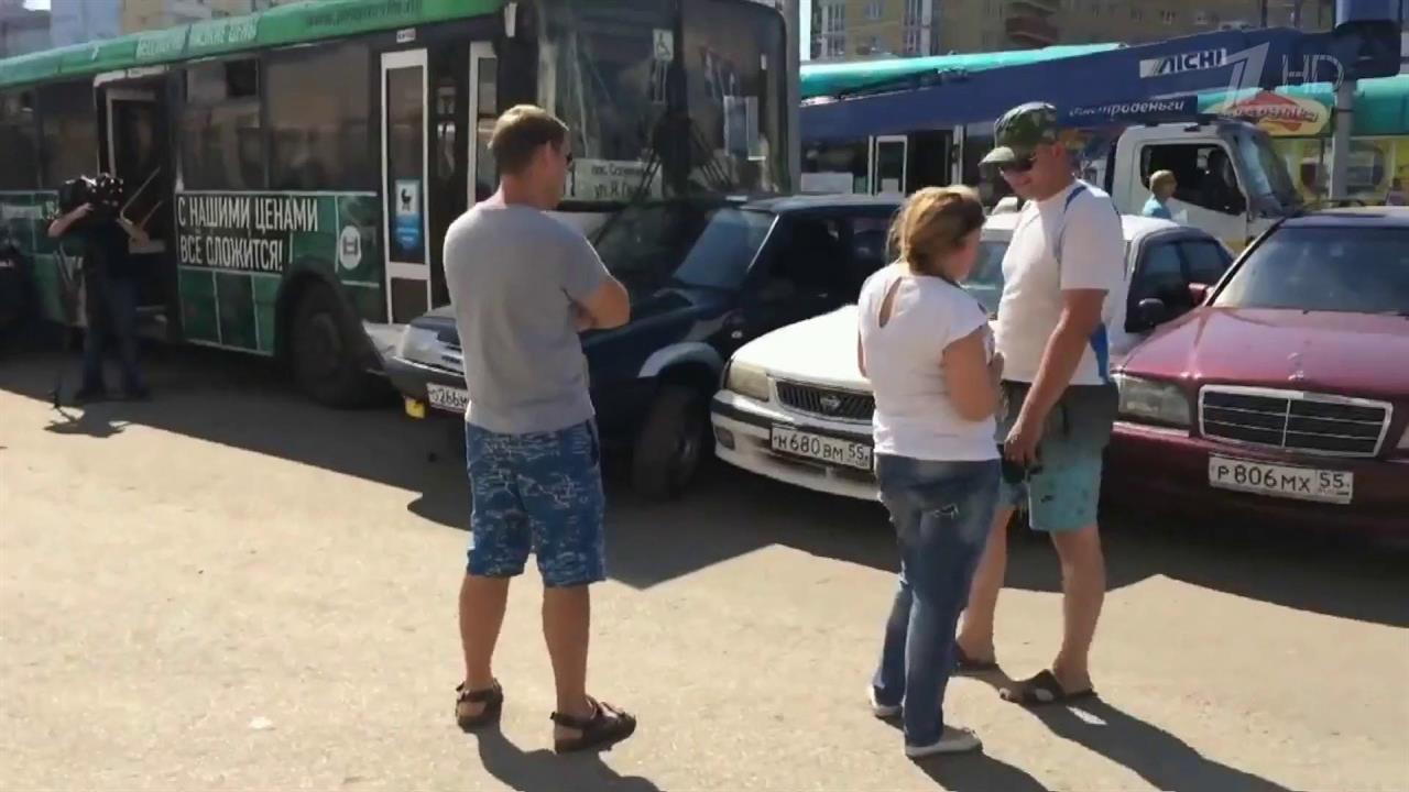 Водитель рейсового автобуса не справился с управлением и нанес повреждения задача