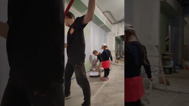 Покраска стены в детской под задний фон стеллажа.С помощниками. смотреть онлайн