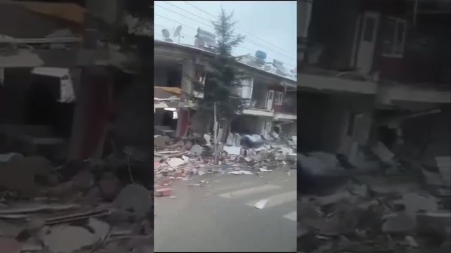 ??トルコの地震による死亡者数は 1,498 人に増加した。負傷者はの数は8,533人以上。