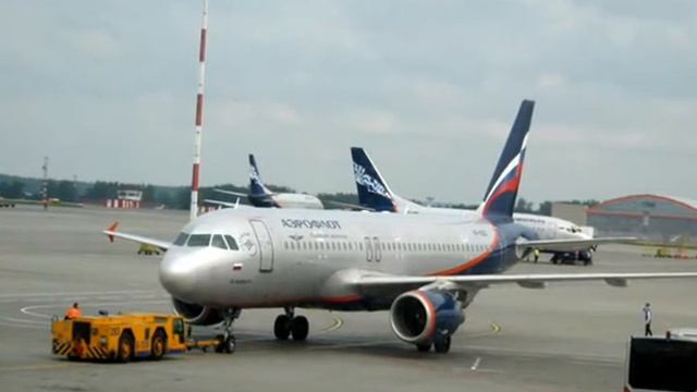 Самолёты в аэропортуAircraft at the airport Airbus A-320A-319 .wmv