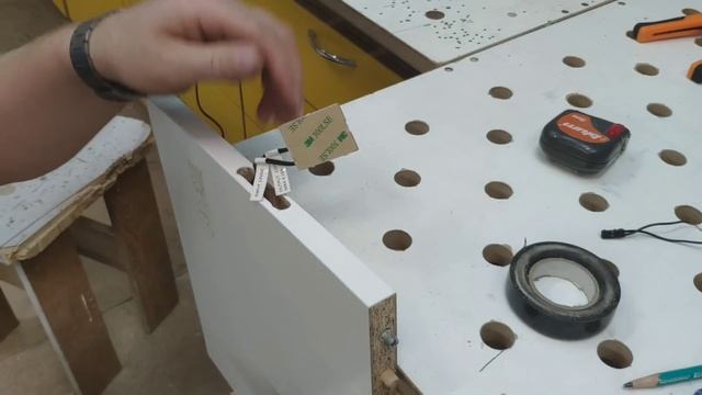 Светодиодная подсветка встроенная в ручку кухонных шкафов. Бесконтактный включатель. смотреть онлайн