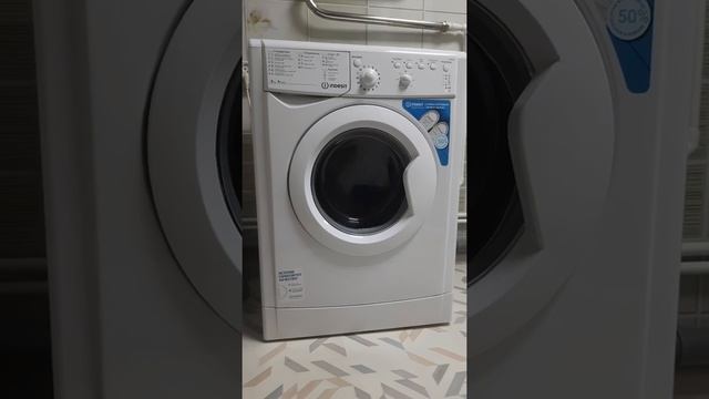 Демонстрация работы Indesit IWSB 5085. Полоскание и отжим. смотреть онлайн