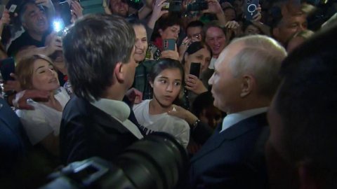 Владимир Путин пообщался с жителями Дербента на площади в центральном парке