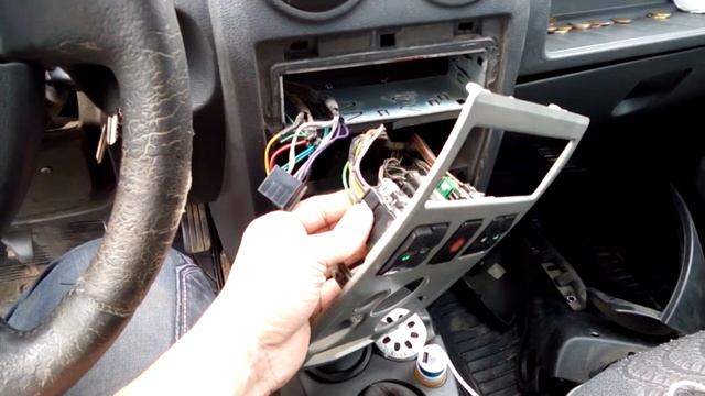 Рено Логан / При включении габаритов включается зажигание. Двигатель не глушится с габаритами. смотреть онлайн