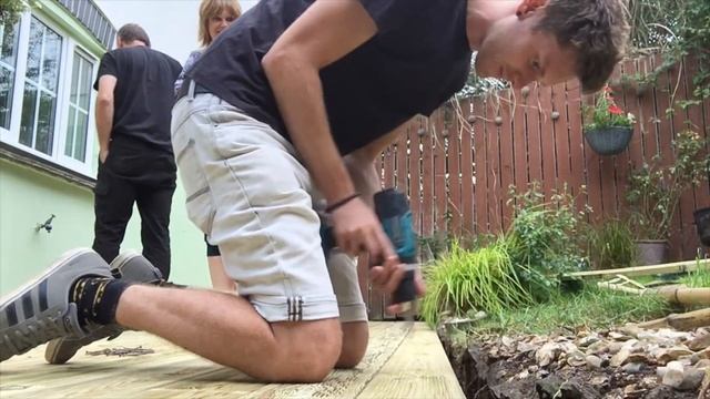 HOW TO BUILD A GARDEN DECK / RAISED DECKING смотреть онлайн
