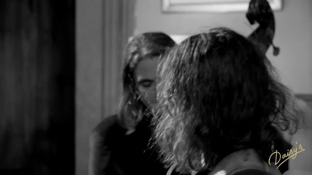 Daisy's Italian Swing Band - Mambo italiano (Bob Merrill) смотреть онлайн