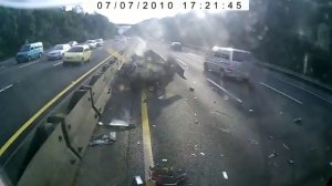 Двойное ДТП - у автомобиля лопнуло колесо