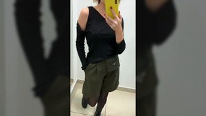 Тёплые женские шорты в красивом зелёном оттенке с идеальной посадкой и тонкий джемпер с голым плечом