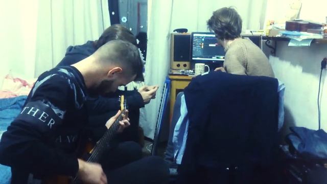 Hawksmeat пишет песни не в стол, а в шкаф смотреть онлайн