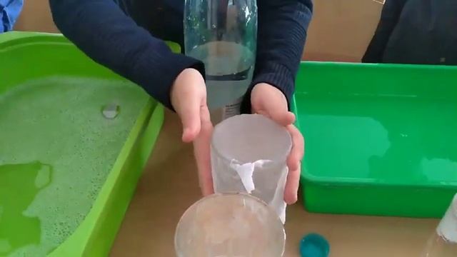 Вода не вытекает из перевернутого стакана смотреть онлайн