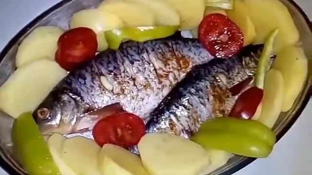Запеченая рыба на овощной подушке.