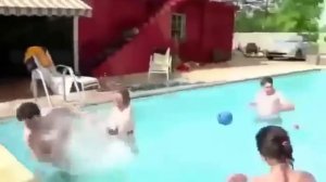 НАСРАЛ В БАССЕЙН