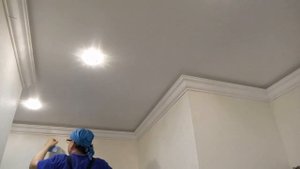 Натяжной потолок в прихожую со светильниками