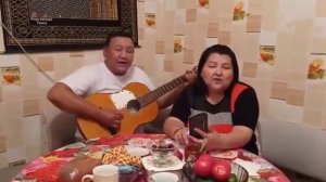 «Ты у меня одна словно в ночи луна…» казахи поют под гитару! Муж и жена дуэт.