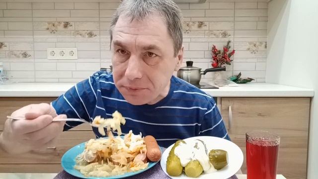 МУКБАНГ/ СОЛЯНКА С СОСИСКАМИ / СОЛЕНЫЕ ОГУРЦЫ / КЛЮКВЕННЫЙ МОРС