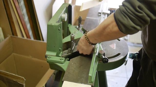 Гильотина по дереву с ножным приводом для резки багета.