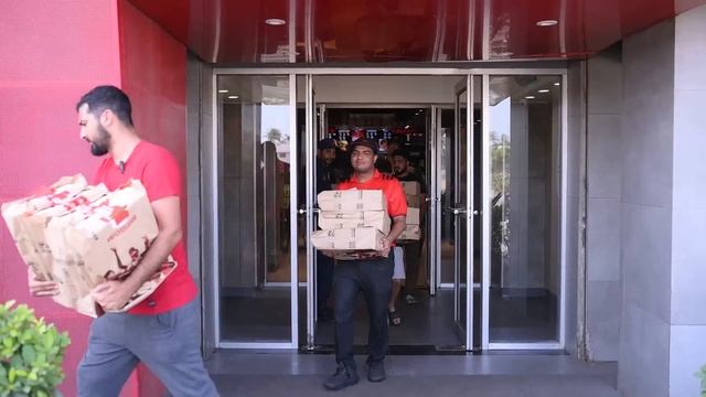 I Opened a Free KFC Shop смотреть онлайн