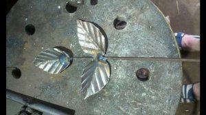 Кованый куст розы из металла, имитация ковки.