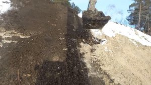 работа на экскаваторе с длинной стрелой...