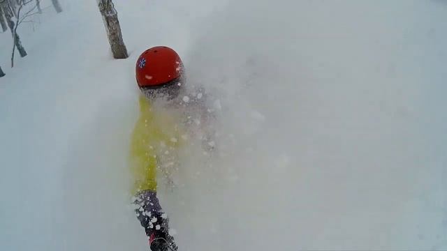 Катание на сноуборде по пухлому снегу. смотреть онлайн