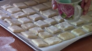 К чаю. Печеньки из слоёного теста с джемом.