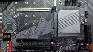 Про материнскую плату Gigabyte Z690 GAMING X DDR4 и подключение SATA устройств