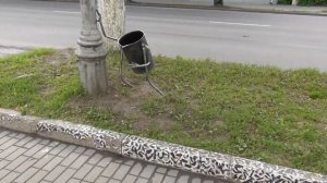 креативная урна, пьяный человек в Великом Новгороде.mp4