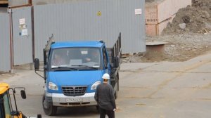 Синий Валдай едет на разгрузку на Стройку.