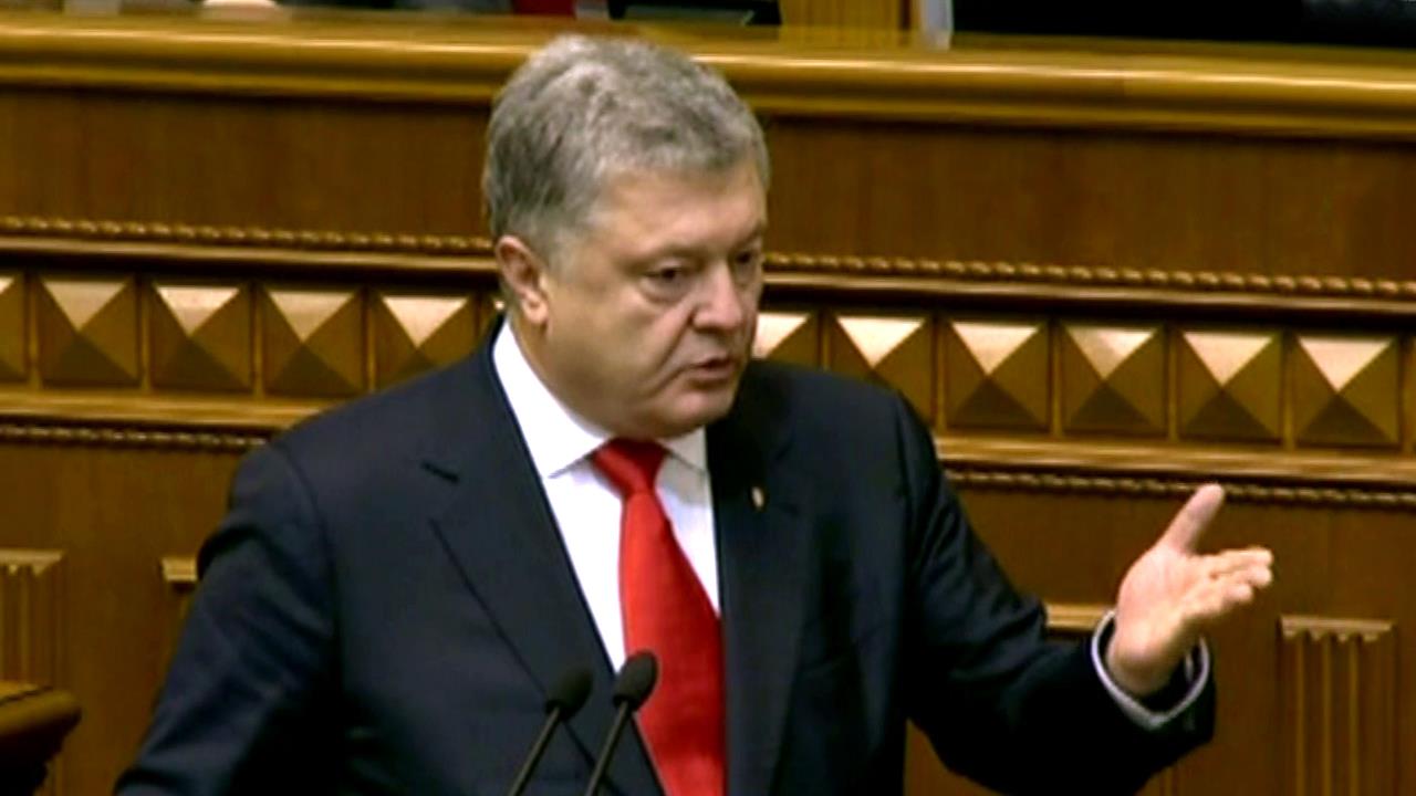 Введение военного положения на Украине угрожает эскалацией конфликта в Донбассе, заявил пресс-сек...
