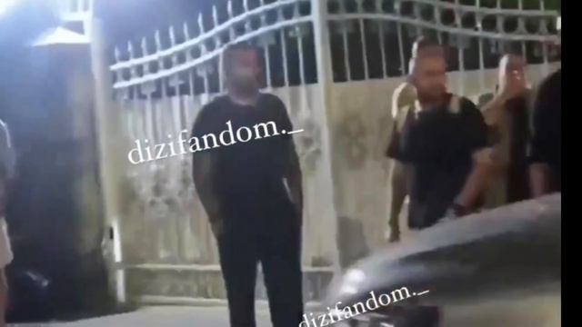 Yalı Çapkını 39.bölüm Mert Ramazan Demir set çıkışı arabadan hayranlarına el salıyor смотреть онлайн