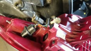 how to replace Hyundai Tucson brake light bulb.