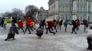 В Санкт-Петербург танцует толпа людей под музыку патимейкер