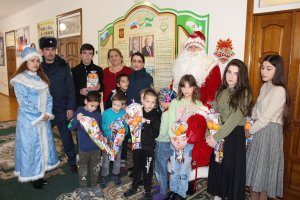 Сотрудники ОФСИН поздравили с наступающим Новым годом детей, оставшихся без попечения родителей