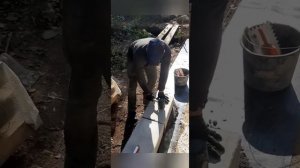 Гараж из пеноблоков на ушп своими руками.  Укладка первого ряда.