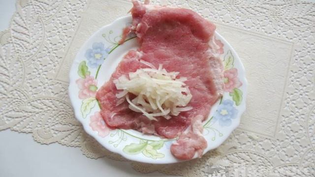 Рулетики из свинины с маринованным луком