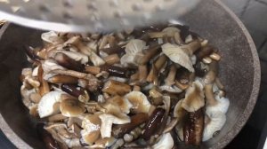 Лесные грибы в сметане с жареной картошкой