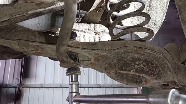 Как снять заднюю стойку стабилизатора солдатик Ford Focus 1 седан #RAZNOBOY #фордфокус1 #FordFocus1 смотреть онлайн