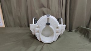 Насадка на унитаз с откидывающимися поручнями SC718