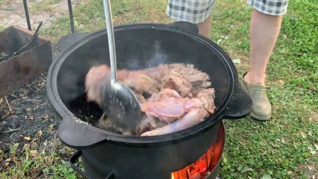 "Восхитительная баранина с овощами в казане: нежность мяса и сочность овощей в идеальном сочетании" смотреть онлайн