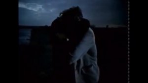 Домик стоит над рекою.mp4