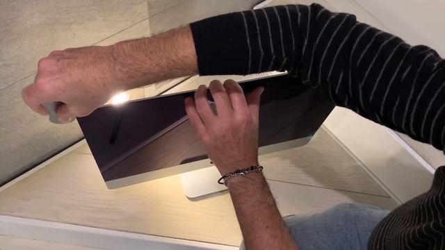 Staccare display iMac 21.5 Pollici in due minuti e mezzo? Sì! ( Cats approved?) смотреть онлайн