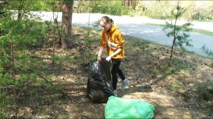 Волонтёры убрали мусор в лесу на АБ в Бийске ("Будни", 16.05.23г., Бийское телевидение)