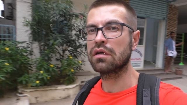 Жильё для туриста в трущобах Индии. Обзор жилья. Нищие. Завтрак в ресторане для богатых. Путтапарти