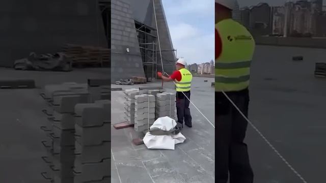 В Киеве демонтировали герб СССР со щита монумента "Родина-мать"